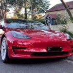 El 2023 Tesla Model 3 ha sido un referente en el mundo de los vehículos eléctricos, pero no está exento de problemas. Si bien su autonomía es impresionante y su seguridad es de primera, el interior minimalista y la dependencia del pantallazo táctil para todo tipo de funciones hacen que la experiencia de conducción no sea tan intuitiva.

Además, la falta de Apple CarPlay o Android Auto es un gran inconveniente para los conductores que esperan una integración fluida con sus dispositivos. A pesar de ser uno de los coches eléctricos más asequibles, el Model 3 tiene sus puntos débiles, y si buscas un coche de lujo que te ofrezca tanto tecnología como confort, este Tesla puede no ser la opción más adecuada.