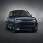 El Range Rover Sport SV apuesta por la elegancia contenida. Sus líneas limpias y materiales exclusivos transmiten lujo sin necesidad de ser ostentoso. Es un coche que conquista con aplomo y discreción, algo poco común en este segmento.

Su interior combina tecnología avanzada con artesanía tradicional, ofreciendo un equilibrio perfecto entre modernidad y herencia. Es la elección ideal para quienes valoran el lujo refinado por encima de la extravagancia.