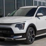 El Kia Niro híbrido ofrece un formato crossover que combina practicidad y ahorro. Su motor 1.6 litros con apoyo eléctrico rinde 139 caballos y logra 53 mpg en ciudad y 48 en carretera. Con una cabina espaciosa, pantalla de 8 pulgadas y los sistemas de seguridad avanzados de Kia, es uno de los modelos más equilibrados del segmento.