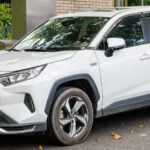 El Mitsubishi Outlander PHEV es un auténtico pionero y uno de los SUV enchufables más vendidos del mundo. Su autonomía eléctrica ronda los 24 millas, suficiente para el día a día, mientras que el motor de gasolina aporta tranquilidad en recorridos más largos.