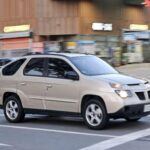 El Pontiac Aztek o el Saab 9-3 son ejemplos de coches que dejaron de producirse y que hoy en día suponen un quebradero de cabeza. Sus piezas son cada vez más difíciles de encontrar y muchas de sus tecnologías quedaron obsoletas. Lo que en un inicio parece un chollo en el mercado de segunda mano, termina saliendo caro a largo plazo.