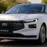 Aunque Ford dejó de vender berlinas en EE. UU. en 2020, el Taurus sigue vivo en mercados como Oriente Medio, donde se comercializa como una evolución del Mondeo. Disponible en versiones de gasolina e híbrida, mantiene el espíritu de las grandes berlinas familiares que un día fueron emblema de la marca en Norteamérica. Una opción que los estadounidenses ya no pueden elegir en los concesionarios locales.