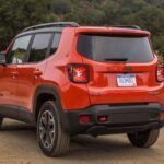 El Jeep Renegade incluyó luces traseras con diseño en X, inspiradas en los bidones del Jeep Willys original. Aunque el crossover ofrecía capacidades todoterreno y transmisión manual, estas luces transparentes y voluminosas generaban un efecto visual extraño, desentonando con su estilo compacto y robusto.