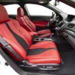 El Acura ILX intentó ofrecer una experiencia de lujo basada en el Honda Civic, pero fracasó en su ejecución. Consumer Reports lo calificó como “menos satisfactorio”, destacando que, aunque el concepto era prometedor, el resultado final no logró justificar su posición como sedán premium, limitando su relevancia en el mercado.
