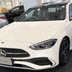 El Mercedes-Benz C-Class, aunque es un modelo de lujo, está teniendo problemas para atraer compradores a pesar de las promociones de arrendamiento y ofertas extendidas. Con solo un 45% de satisfacción, los clientes se sienten decepcionados por el interfaz de usuario deficiente y la falta de características que justifiquen su precio elevado. Los conductores están cuestionando qué valor adicional ofrece el C-Class frente a otros sedanes de lujo más competitivos.