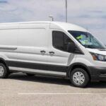 El Ford Transit, conocido como uno de los vehículos comerciales más populares, continúa siendo un referente en el mercado de furgonetas de trabajo. Desde 2014, el Transit ha sido ensamblado en la Kansas City Assembly Plant, y con la reciente introducción del E-Transit, Ford ha comenzado a adaptar su línea de furgonetas a la electrificación. El E-Transit, lanzado en 2022, marca un cambio de paradigma en la industria, alineándose con las tendencias actuales de sostenibilidad y movilidad eléctrica. Estos vehículos siguen siendo fundamentales para los negocios y las empresas en Estados Unidos.
