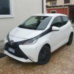 El Nissan Note es un hatchback práctico y poco valorado que ofrece gran eficiencia gracias a su tamaño compacto y ligereza. Su mantenimiento resulta económico, y sus motores son conocidos por la durabilidad, lo que lo hace una alternativa sensata para quienes buscan un coche fiable sin gastar demasiado.