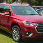 Aunque no es un SUV premium, el Traverse es tan grande que se convierte en un problema práctico y financiero. Su tamaño lo hace incómodo en maniobras diarias y su consumo es elevado, lo que significa gastos constantes en gasolina. Para un jubilado, esas facturas recurrentes pueden restar fondos a viajes, hobbies o actividades recreativas.