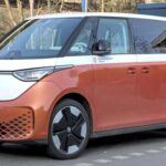 El Volkswagen ID. Buzz redefine la movilidad familiar con su enfoque eléctrico y estilo retro-modernista. Puede alojar hasta siete pasajeros y ofrece un interior amplio gracias a su plataforma eléctrica. Equipado con pantalla táctil de 13 pulgadas, múltiples puertos USB y cargador ventilado, combina eficiencia, conectividad y un rendimiento de hasta 335 hp, proporcionando diversión y seguridad para toda la familia.