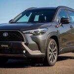 El Toyota Corolla Cross Híbrido es uno de los SUV híbridos más eficientes de 2025, con un rendimiento de 41 mpg en general, 34 mpg en ciudad y 47 mpg en carretera. Con un precio inicial de $30,370, el Corolla Cross Híbrido es una opción asequible para aquellos que buscan un crossover con una excelente eficiencia de combustible sin sacrificar el confort. Además, ofrece un motor silencioso y refinado, lo que lo convierte en una opción ideal para quienes buscan un SUV que sea tanto eficiente como práctico.