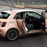 El Fiat 500e es un coche eléctrico que, a pesar de su pequeño tamaño, no es la mejor opción para los jubilados. Con una autonomía máxima de solo 149 millas, no es adecuado para viajes largos, lo que limita considerablemente su uso. Además, la falta de espacio en el interior, especialmente para personas altas, puede resultar incómoda. El coste de reemplazo de la batería de este modelo puede oscilar entre los $5,000 y $16,000, una cantidad considerable en comparación con los costos de mantenimiento de un coche tradicional. Además, su precio inicial superior a los $34,000 y los altos costos de mantenimiento hacen de este vehículo una opción costosa para los jubilados.