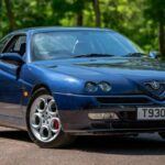 El Alfa Romeo GTV debutó en 1994 y se mantuvo en producción casi una década. Este coupé italiano ofrecía motores de cuatro cilindros y V6, con potencias que iban de 142 a 237 CV. Su diseño elegante y actualizaciones mecánicas constantes lo convirtieron en un modelo muy deseado por los aficionados a los deportivos clásicos.