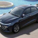 El Hyundai Accent Diesel 2025, destinado a mercados de exportación, ofrece una eficiencia de 20.5 km/L combinados, lo que lo convierte en una opción de bajo consumo para aquellos que necesitan un motor diésel eficiente. Equipado con un motor de 1.6L U2 y una transmisión manual o automática de 6 velocidades, el Accent se destaca por su bajo peso y su construcción rígida, lo que mejora su eficiencia. Aunque ya no se vende nuevo en Corea, sigue siendo una opción confiable en mercados como el sudeste asiático o el Medio Oriente.