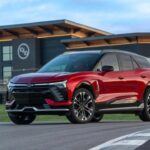 Chevrolet, con 169 problemas por cada 100 vehículos, ha logrado una mejora notable en fiabilidad, colocándose en el sexto puesto de las marcas más confiables. Modelos como la Chevrolet Blazer, que ganó la encuesta de JD Power 2025 como el Mejor SUV Mediano, han contribuido a esta mejora. Con una puntuación general de 85/100, la Blazer ha sido destacada por su calidad, experiencia de conducción y valor de reventa, lo que la convierte en una de las mejores opciones en el mercado para quienes buscan un SUV fiable y de alto rendimiento.