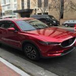 Mazda es reconocida por sus coches deportivos y su diseño atractivo, pero su valor de reventa no es tan fuerte como el de otras marcas. Mientras que sus crossovers y SUVs mantienen un valor relativamente estable, los sedanes y compactos, como el Mazda3, se deprecian rápidamente. Los compradores suelen optar por marcas como Honda o Toyota cuando buscan vehículos de segunda mano, lo que pone a los modelos de Mazda en desventaja en términos de reventa.