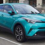 Introducido en 2016, el Toyota C-HR rompió con el diseño convencional de los crossovers al adoptar una línea de techo tipo coupé y una estética agresiva. Su diseño dinámico no solo lo hizo destacar, sino que también atrajo a un público joven y consciente del estilo. Además de su aspecto llamativo, el C-HR cuenta con avanzadas características de seguridad y un interior cómodo, lo que lo convierte en un vehículo ideal para entornos urbanos. Este modelo reafirma el compromiso de Toyota con la innovación, al dirigirse a nuevos segmentos del mercado y desafiar las expectativas de los consumidores.
