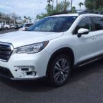 El Subaru Ascent, pese a sus robustas características de seguridad y tracción total, enfrenta fuerte competencia en el segmento de SUV medianos. Su consumo promedio y rendimiento limitado pueden desanimar a compradores que buscan eficiencia y tecnología avanzada, afectando su valor de reventa a medida que el mercado evoluciona hacia opciones más modernas.