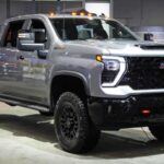La Chevrolet Silverado es uno de los pilares de las camionetas full-size en Norteamérica, pero los modelos equipados con el motor V8 L87 de 6.2 litros han protagonizado un recall masivo. Se han reportado casos de fallos completos de motor, lo cual es alarmante para un vehículo de este precio y prestigio. Si bien las versiones con motor Duramax o el V8 EcoTec 5.3 no presentan el mismo problema, la mancha en la reputación de este modelo es imposible de ignorar.