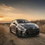 La marca más vendida del planeta no podría faltar en esta lista. Toyota lleva décadas fabricando motores que resisten el paso del tiempo y el maltrato. El V6 2GR de 3.5 litros ha impulsado a modelos como el Camry, Highlander o Tacoma, siendo uno de los más fiables jamás construidos. Mención especial merecen los míticos 1JZ y 2JZ, que se ganaron fama en deportivos y sedanes, así como la familia UZ, presente en todoterrenos y pick-ups como la Land Cruiser o la Tundra. En Toyota, la fiabilidad es una seña de identidad.