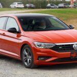 El Volkswagen Jetta parece una opción práctica, pero no lo es tanto para jubilados. Pyle señala problemas comunes con frenos y climatizador, además de que los talleres fuera de la red VW no siempre pueden solucionarlos. Esto incrementa los costos y la dependencia del concesionario, algo poco deseable para quienes buscan tranquilidad.