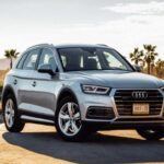 El Audi Q5 Híbrido, el primer SUV híbrido de producción de Audi, se lanzó en 2013 con la intención de sentar las bases para un futuro más eficiente para la marca de lujo alemana. Sin embargo, aunque su motor de 2.0 litros turboalimentado ofrecía un rendimiento decente y el sistema híbrido mejoraba la eficiencia, la autonomía en modo completamente eléctrico era muy limitada. A pesar de que Audi continuó desarrollando vehículos híbridos, el Q5 Híbrido fue eclipsado por sus versiones no híbridas y otros modelos más potentes. El Q5 Híbrido fue un intento adelantado a su tiempo, pero con la limitada adopción de la tecnología en ese momento, el modelo quedó en el olvido.