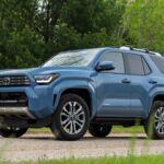 La Toyota 4Runner es ideal para aquellos que buscan aventuras fuera del asfalto. Este SUV de cuerpo sobre bastidor es conocido por su capacidad todoterreno y su durabilidad en condiciones extremas. Su motor V6 de 4.0 litros es reconocido por su fiabilidad y potencia, lo que le permite manejar con facilidad carreteras difíciles y montañas. Aunque su eficiencia de combustible no es la más alta de la lista, la fiabilidad y la capacidad de la 4Runner para llegar a lugares donde otros vehículos no pueden, la convierten en una opción ideal para los aventureros que emprenden largos viajes. Su interior espacioso, junto con sus características útiles como la ventanilla trasera eléctrica, la hacen perfecta para viajes de carretera en cualquier terreno.