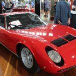 El Lamborghini Miura P400SV de 1971 es considerado por muchos el primer superdeportivo moderno. Su motor V12 atmosférico de 385 CV lo catapultaba a 100 km/h en 5,5 segundos. Más allá de su rendimiento, su diseño sensual e innovador marcó un antes y un después en la historia del automóvil. Medio siglo después, sigue siendo capaz de plantar cara a deportivos actuales.