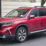 Donde se piensa que se fabrica: Japón
Donde se fabrica en realidad: Estados Unidos

El Honda Pilot es uno de los SUV más exitosos de la marca japonesa, pero lo que muchos no saben es que este modelo no se fabrica en Japón. De hecho, el Pilot se produce exclusivamente en la planta de Honda en Alabama, Estados Unidos, y ha sido así desde su lanzamiento. Este vehículo, que muchos asociarían con la ingeniería japonesa, es un claro ejemplo de cómo las grandes marcas automotrices han trasladado su producción a Estados Unidos para satisfacer la demanda del mercado local, a la vez que optimizan sus procesos de manufactura.