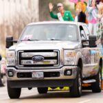La Ford F-250 Super Duty es uno de los camiones más duros y duraderos disponibles, con una probabilidad del 43.6% de alcanzar los 400,000 kilómetros. Esta camioneta está construida para resistir las exigencias del trabajo pesado, desde remolcar hasta cargar materiales pesados, y seguir funcionando sin problemas.

Las versiones diésel del F-250 son aún más resistentes, lo que les permite extender su vida útil considerablemente. Además, la F-250 no solo se trata de potencia; su ingeniería de alta calidad asegura que cada componente esté diseñado para durar. Si buscas un camión que te acompañe durante años de trabajo arduo, el F-250 es la opción ideal.