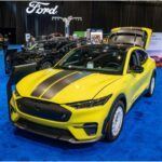 El Tesla Model X es uno de los SUV eléctricos más conocidos y admirados por su impresionante autonomía, que alcanza hasta las 348 millas (560 km), lo que lo convierte en una opción ideal para viajes largos. Este SUV no solo ofrece un rendimiento sobresaliente, sino que también presenta el innovador diseño de puertas “alas de halcón”, que lo hace único en su clase. El Model X está equipado con el sistema Autopilot de Tesla, que proporciona asistencia de conducción avanzada, facilitando los viajes largos y reduciendo la fatiga del conductor. Además, la red de Supercargadores de Tesla asegura una carga rápida y accesible a lo largo de la ruta, lo que hace que los viajes largos sean más sencillos y cómodos. El Model X también destaca por su amplio espacio interior y una calidad de marcha excepcional, garantizando comodidad y versatilidad durante cualquier aventura en carretera.