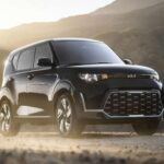 Precio base: $20,490

El Kia Soul 2025 se ha ganado su lugar en esta lista gracias a su fiabilidad y valor excepcional. Con una calificación de seguridad sobresaliente en todas las categorías, excepto en los anclajes de los asientos infantiles, el Soul es una excelente opción para quienes buscan un SUV pequeño y económico. Edmunds le dio una calificación de 7.9 sobre 10, destacando su maniobrabilidad ágil y su sorprendente amplitud interior. Además, su diseño único lo hace destacar entre otros vehículos de su categoría.

Puntos a favor: Espacio interior sorprendente, excelente maniobrabilidad.
Puntos en contra: Los anclajes de los asientos infantiles podrían mejorar.