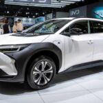 El primer EV de Subaru que no logró convencer

El Subaru Solterra, creado en colaboración con Toyota, esperaba ofrecer la confiabilidad de Subaru en un vehículo totalmente eléctrico. No obstante, sus problemas con la baja autonomía, carga lenta y falta de filosofía de diseño Subaru han llevado a que la popularidad del modelo haya decaído en 2025. A pesar de las expectativas, este modelo no ha sido capaz de destacar entre la competencia y las ventas han sido decepcionantes. Los problemas típicos de Subaru, como el uso de plásticos y el diseño exterior, no han mejorado con este modelo eléctrico.

Destacado: Baja autonomía, problemas con la carga, falta de identidad Subaru.