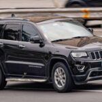 El Jeep Grand Cherokee ofrece una combinación única de lujo y capacidad todoterreno. El modelo 2020 está equipado con varias opciones de motor, incluyendo una opción diesel eficiente en combustible y un potente V8. Su interior de alta gama y su tecnología avanzada lo convierten en una opción excelente para quienes buscan tanto estilo como sustancia.

Los mecánicos aprecian la versatilidad y fiabilidad general del Grand Cherokee. Con una sólida reputación para manejar condiciones todoterreno y ofrecer una conducción cómoda, sigue siendo uno de los SUVs más buscados por quienes aman la aventura sin sacrificar el confort.

Destacado: Capacidad todoterreno, opciones de motor variadas y lujo accesible.