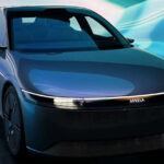 El Afeela 1 será el primer vehículo de Sony Honda Mobility, la colaboración entre Honda y Sony para crear coches eléctricos impulsados por la tecnología. Con una potencia de 482 caballos de fuerza gracias a sus dos motores eléctricos, el Afeela 1 promete una autonomía de aproximadamente 300 millas. Lo que realmente lo hace destacar es su interior futurista, con una pantalla digital expansiva, realidad aumentada y 40 sensores para conducción autónoma. Este vehículo no solo es un coche eléctrico; es un vistazo al futuro de la movilidad, donde la tecnología y el automóvil se fusionan para ofrecer una experiencia de conducción sin igual.