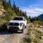 La Toyota Tacoma ha ganado una gran reputación en el mundo de las camionetas compactas, y con un 41.7% de estos vehículos alcanzando las 250,000 millas, ha demostrado su longevidad. Con una construcción robusta y un motor confiable, la Tacoma es conocida por su durabilidad, tanto en el trabajo como en las aventuras diarias. Aunque más pequeña que las camionetas de tamaño completo, la Tacoma ha demostrado ser igual de capaz en condiciones extremas.

Este modelo es perfecto para aquellos que buscan una camioneta resistente, pero de tamaño compacto, que pueda durar años con un mantenimiento mínimo.

Destacado: Compacta, resistente y extremadamente confiable.