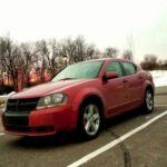 El Dodge Avenger R/T destacaba por su estilo agresivo y su placa de rendimiento, prometiendo imponerse en la carretera. No obstante, su interior y dinámica de conducción no estaban a la altura de las expectativas. Lo que en su día parecía una elección audaz y deportiva, hoy se percibe como un intento desfasado de transmitir deportividad.

Destacado: apariencia deportiva, pero prestaciones que no convencen hoy en día.