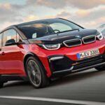 El BMW i3 fue una declaración de intenciones en el mundo de los vehículos eléctricos cuando se lanzó en 2013. Con su diseño futurista y su construcción en fibra de carbono, el i3 fue una muestra del pensamiento vanguardista de BMW. Aunque algunos críticos lo vieron como demasiado radical, la verdad es que este coche ha resistido la prueba del tiempo y sigue siendo uno de los vehículos eléctricos más innovadores en cuanto a construcción y materiales.

Destacado: Su diseño único y su ingeniería de vanguardia lo hacen un candidato perfecto para ser un clásico eléctrico en el futuro.