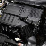 Mazda ha logrado convertirse en un fabricante altamente fiable, y sus motores son una muestra clara de esta fiabilidad. La tecnología SKYACTIV, introducida para mejorar la eficiencia y el rendimiento, ha sido clave en el desarrollo de motores que destacan por su bajo consumo de combustible y su durabilidad. Además, Mazda fue pionera con su motor rotativo, que aunque ha sido descontinuado, sigue siendo un referente en cuanto a innovación y rendimiento. Aunque ya no usa motores rotativos, su enfoque en motores de combustión eficientes ha logrado un equilibrio ideal entre fiabilidad y potencia, consolidando su reputación como uno de los fabricantes más confiables.

Destacado: La tecnología SKYACTIV ha permitido a Mazda crear motores de bajo consumo y alta fiabilidad, ideal para conductores exigentes.