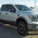 La Nissan Titan, una camioneta de tamaño completo, es conocida por sus problemas en el motor y la transmisión. Estos problemas no solo afectan la fiabilidad del vehículo, sino que también pueden resultar en costos de reparación altos. Además, al igual que otros modelos en esta lista, el sistema eléctrico presenta fallas que pueden causar una variedad de problemas. Todo esto convierte a la Titan en una de las camionetas más problemáticas en términos de mantenimiento.

Razón para evitarla: Fallas mecánicas recurrentes y problemas en el sistema eléctrico que afectan su rendimiento y fiabilidad.