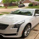 El Cadillac CT6 2016 es otro ejemplo de un coche que no cumplió con las expectativas de lujo. A pesar de que Cadillac intentó posicionarlo como un rival directo de marcas premium europeas como Audi o BMW, el CT6 no logró ofrecer el nivel de refinamiento y lujo que muchos esperaban. El diseño es llamativo, pero cuando se trata de rendimiento y acabados, deja mucho que desear. A pesar de que es más lujoso que un vehículo económico, no se acerca a la calidad de sus competidores de lujo más establecidos.

Lo que engaña: El Cadillac CT6 parece ser una opción más económica de lujo, pero no logra ofrecer la experiencia premium completa que prometía.