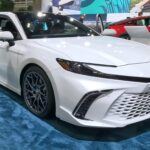 Precio sugerido: $28,400

El Toyota Camry 2025 es otro de los grandes clásicos de Toyota que continúa siendo una de las mejores opciones para jubilados. Con 51 mpg combinados y un motor de 232 caballos de fuerza, el Camry ofrece una combinación perfecta de eficiencia y potencia. Además, su confort y lujo lo convierten en una opción sofisticada para quienes buscan un coche cómodo para conducir a diario.

El Camry 2025 incluye características de seguridad avanzada, como asientos con memoria para dos conductores, limpiaparabrisas con sensor de lluvia y climatizador de dos zonas, lo que le da un toque de lujo para los viajes diarios. Si buscas un coche práctico, eficiente y con un toque de sofisticación, el Camry es la opción ideal.