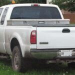 Los camiones diésel más antiguos, como los modelos Ford Super Duty de principios de los 2000, enfrentan problemas para cumplir con las nuevas normativas de emisiones y con la tecnología obsoleta. A medida que las regulaciones sobre emisiones se vuelven más estrictas, mantener estos vehículos puede resultar no solo costoso, sino incluso ilegal en algunas áreas debido a las emisiones.

La tecnología de motores diésel modernos ha mejorado enormemente en términos de eficiencia y cumplimiento con las normativas medioambientales, por lo que invertir en un camión diésel más reciente puede ser la opción más sabia y rentable.