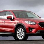 Aunque encontrar un Mazda CX-5 por menos de $5,000 es complicado, no es imposible si estás dispuesto a considerar modelos de 2013 o más antiguos. Aunque algunos modelos tienen problemas de fiabilidad y recalls, la CX-5 sigue siendo una excelente opción para quienes buscan un SUV moderno y confiable por un precio asequible.

Este SUV tiene una excelente calificación en seguridad, un diseño atractivo y una buena eficiencia de combustible. Aunque es probable que los modelos más viejos tengan más desgaste, siguen siendo una opción decente para quienes buscan algo más reciente en comparación con otros vehículos más viejos de esta lista.
