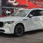El Mazda CX-90 llega al mercado eléctrico como un verdadero punto de inflexión para la marca japonesa. Reconocido por su diseño atractivo y su placer de conducción, ahora apuesta por un sistema de propulsión eléctrico que mantiene su filosofía de “Jinba Ittai”: conexión total entre coche y conductor.

El CX-90 Electric integrará las últimas innovaciones de la tecnología Skyactiv, optimizadas para la movilidad eléctrica. Con ello, Mazda busca no solo reducir emisiones, sino también ofrecer una experiencia de conducción emocionante y eficiente.