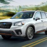 El Subaru Forester completa la lista gracias a su tracción integral permanente, un plus para quienes buscan seguridad en climas adversos. Su espacio interior es generoso y la visibilidad al volante es de las mejores del segmento. Además, ofrece una gran dotación de seguridad activa. Sin embargo, su motor atmosférico puede quedarse corto en prestaciones y su consumo es superior al de alternativas híbridas.