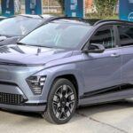 El Hyundai Kona Electric es uno de los eléctricos más equilibrados en términos de autonomía, precio y practicidad. Aun así, no escapa a la depreciación acelerada: su valor puede desplomarse casi a la mitad tras un año de uso. Esto se debe principalmente a la gran oferta de SUVs eléctricos compactos, que genera presión en la reventa.