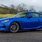 El Subaru BRZ es uno de los pocos deportivos accesibles que mantiene la transmisión manual, ofreciendo sensaciones de conducción puras. Su motor atmosférico y chasis equilibrado hacen que sea divertido y usable a diario, aunque su espacio trasero es casi simbólico. En el mercado de ocasión, es una alternativa ideal para quien quiera un deportivo fiable y relativamente económico.