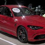 El Alfa Romeo Giulia Quadrifoglio es, probablemente, el sedán más pasional de esta lista. Su motor V6 biturbo de 2.9 litros entrega 505 CV, una cifra que lo sitúa entre los más potentes del segmento. A su estética deportiva se suma un interior orientado al conductor, con materiales premium y un sistema multimedia moderno con pantalla de 8,8 pulgadas. Es un coche pensado para quienes buscan emociones fuertes sin renunciar al lujo.