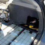 El talón de Aquiles del Prius llega con el tiempo: la pérdida de capacidad de la batería híbrida. A medida que envejece, la autonomía eléctrica se reduce y con ella la eficiencia del coche. Sustituirla o reacondicionarla puede superar los 2.000 euros, un gasto que convierte al coche ecológico en un quebradero de cuentas para su propietario.