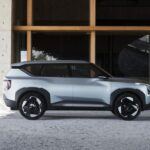 El Kia EV4 (37.000 a 50.000 dólares) y el Kia Niro EV (40.995 a 45.523 dólares) son dos SUV compactos que destacan por su equilibrio entre precio, autonomía y practicidad. Kia, al igual que Hyundai, ha construido su reputación sobre la fiabilidad y la satisfacción del cliente, más que en diseños espectaculares.